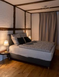 ein Schlafzimmer mit einem Himmelbett in der Unterkunft LüneMitte - An der Münze in Lüneburg