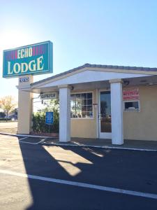 uma loja com um sinal em frente em Echo Lodge em West Sacramento