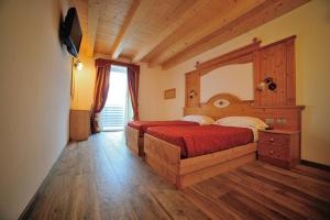 een slaapkamer met 2 bedden en een grote spiegel bij Happy Days sul lago in Pergine Valsugana