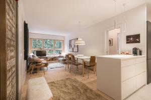 a kitchen and living room with a table and chairs at Airoto by Totiaran in Baqueira-Beret