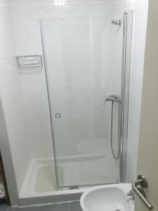 a shower with a glass door next to a sink at APARTAMENTO CON ENCANTO Y UBICACIÓN PERFECTA in Cádiz