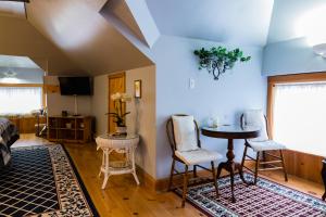 sala de estar con mesa y sillas en A Hidden Gem Bed and Breakfast en Windsor