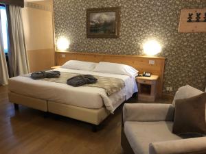 a hotel room with a bed and a couch at Hotel Edelweiss in Breuil-Cervinia