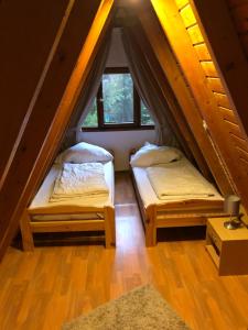 Ferienhäuser Am Waldschlößchenにあるベッド