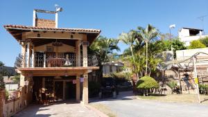 Hotel Juliantla في Juliantla: مبنى مع شرفة على جانب شارع