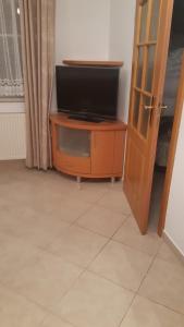 a tv on a cabinet with a television on it at Apartament ZOYA + garaż in Krynica Zdrój