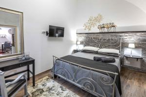 a bedroom with a bed and a desk and a mirror at Casa Patrizia in Orvieto