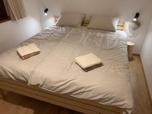 Postel nebo postele na pokoji v ubytování YASNA Apartments
