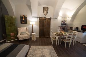 a room with a bed and a table and a kitchen at Ultra central medieval apartment in Cluj-Napoca