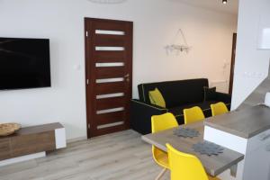 Televízia a/alebo spoločenská miestnosť v ubytovaní Apartmán Olaf Tatranská Lomnica