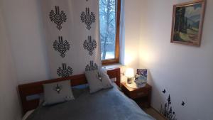 Posteľ alebo postele v izbe v ubytovaní Apartament Radowid 15 w centrum z basenem + 29 fotografií