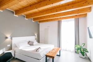 - une chambre avec un lit blanc et un plafond en bois dans l'établissement Boutique BnB Dolcevita, à Palerme