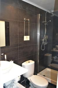 W łazience znajduje się toaleta, umywalka i prysznic. w obiekcie Feeling Eduardo VII w Lizbonie