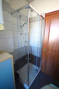 um chuveiro com uma porta de vidro na casa de banho em Delizioso Bilocale in Centro em Conselice