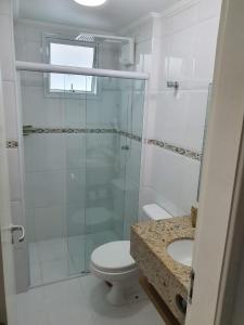 グアルジャにあるNeto & Costaのバスルーム(シャワー、トイレ、シンク付)