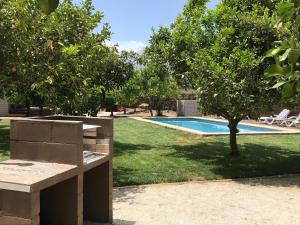 The swimming pool at or close to Cabañas La Luz