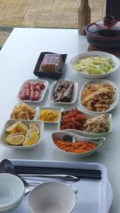 - une table avec de nombreux plats différents dans l'établissement Lan Yang Resort Four Seasons, à Dongshan