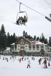 ボロヴェッツにあるIce Angels Hotelの雪の中でスキーリフトに乗っている人々のグループ
