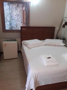 سرير أو أسرّة في غرفة في Pousada Pontal Paraty