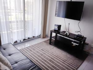 a living room with a couch and a flat screen tv at Vista Chinchorro in Arica