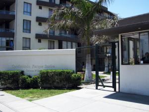 un letrero para el centro de documentos coramontínicos frente a un edificio en Vista Chinchorro, en Arica