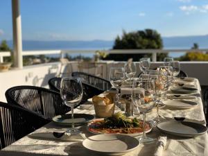 een tafel met wijnglazen en een bord eten bij Donaire Hotel Boutique in Ajijic