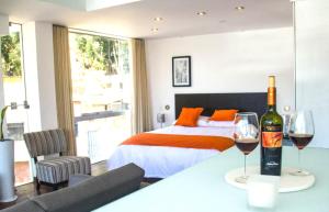 - une chambre avec un lit et une table avec des verres à vin dans l'établissement Z&R HOME, à Huaraz