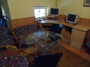 TV a/nebo společenská místnost v ubytování Czermann Panzió és Étterem