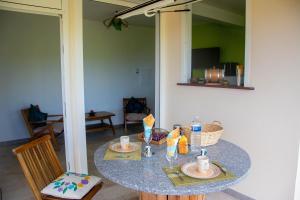 einen Tisch in einem Zimmer mit einem Esszimmer in der Unterkunft Villa Prunepassion in Le Moule
