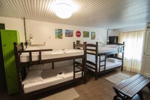 Двухъярусная кровать или двухъярусные кровати в номере Acasarosa Hostel