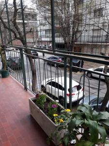 un coche blanco está aparcado en una calle de la ciudad en Departamento en Belgrano en Buenos Aires