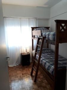 Dviaukštė lova arba lovos apgyvendinimo įstaigoje Departamento en Belgrano