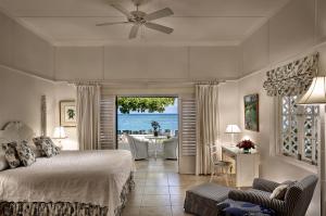 Schlafzimmer mit einem Bett und Meerblick in der Unterkunft Half Moon in Montego Bay