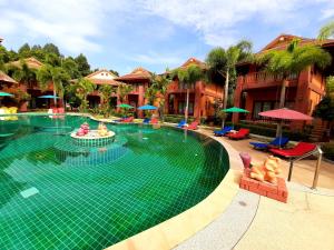 una gran piscina en un complejo en Andamanee Boutique Resort Aonang Krabi - Free Beach Shuttle - SHA Extra Plus, en Ao Nang Beach