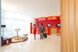 ibis Navi Mumbai - An Accor Brand的电视和/或娱乐中心