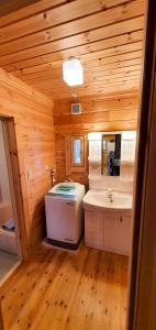 ein Badezimmer mit Toilette und Waschbecken in einer Kabine in der Unterkunft Hakuba Powder Cottage Deep in Hakuba