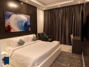 Ένα ή περισσότερα κρεβάτια σε δωμάτιο στο Samaya Hotel Apartment Dubai +36 φωτογραφίες