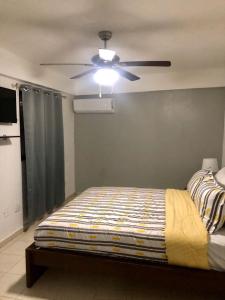 Postel nebo postele na pokoji v ubytování Convenient and affordable furnished apartment II