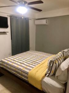 Postel nebo postele na pokoji v ubytování Convenient and affordable furnished apartment II
