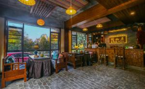 un ristorante con tavoli e sedie in una stanza di Mount View Cottage a Zhangjiajie Altre 37 foto