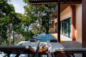 En balkong eller terrasse på Avani Ao Nang Cliff Krabi Resort