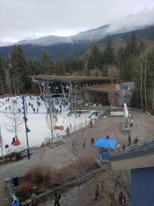 Tyndalstone Lodge 3 Bedroom in the Heart of Village North Whistler v zimě