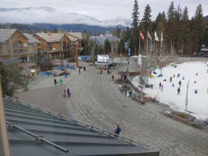 Tyndalstone Lodge 3 Bedroom in the Heart of Village North Whistler v zimě
