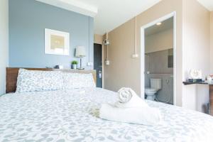sypialnia z łóżkiem z ręcznikiem w obiekcie THE BEACH CHA AM Guest House w mieście Cha Am