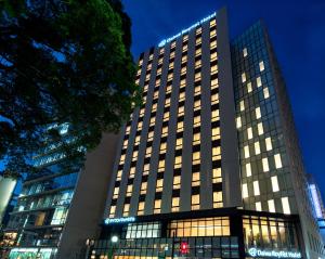 un edificio alto con luces encendidas por la noche en Daiwa Roynet Hotel Chiba-chuo, en Chiba