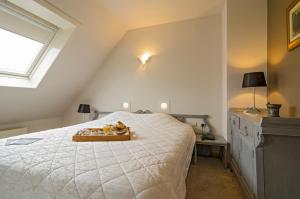 a bedroom with a bed and a dresser at Hotel Prins Boudewijn in Knokke-Heist