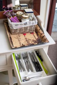 un cajón con una cesta encima de una mesa con tijeras en Brookhaven Cottage, en Renwick