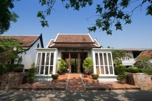 una casa con una acogedora puerta delantera en Tharaburi Resort, en Sukhothai