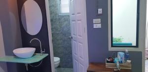 Ein Badezimmer in der Unterkunft Thapae Gate Lodge