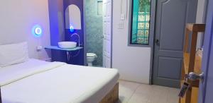 Ein Bett oder Betten in einem Zimmer der Unterkunft Thapae Gate Lodge